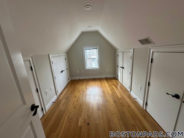 Building Photo - 62 Gordon St