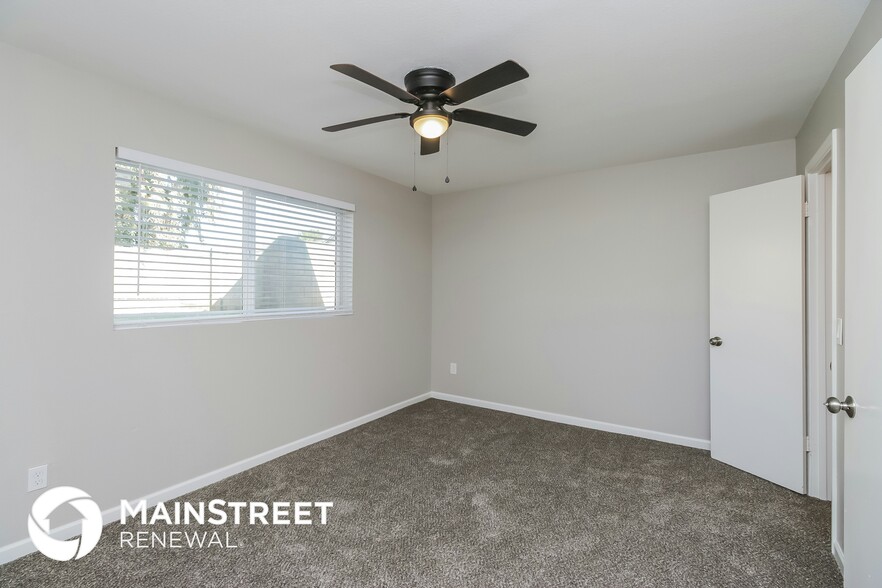 Building Photo - 8902 W Vernon Ave