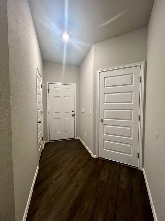 Building Photo - 596 Jennifer Wy