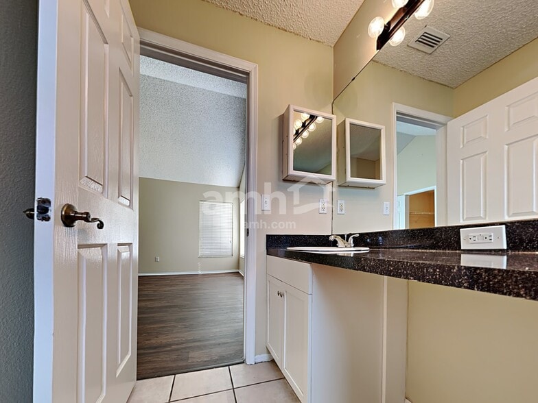 Building Photo - 893 Ferry Landing Ln