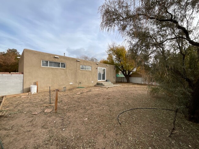 Building Photo - 3 Bedroom Single Story Home Available Near...