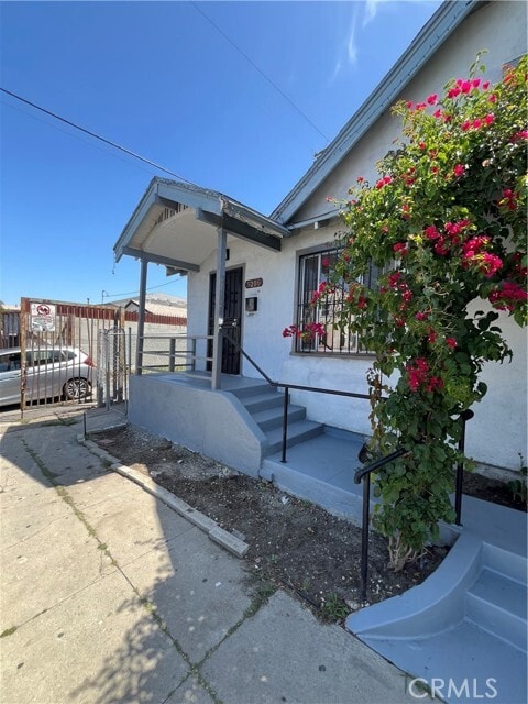 Building Photo - 5216 S Budlong Ave