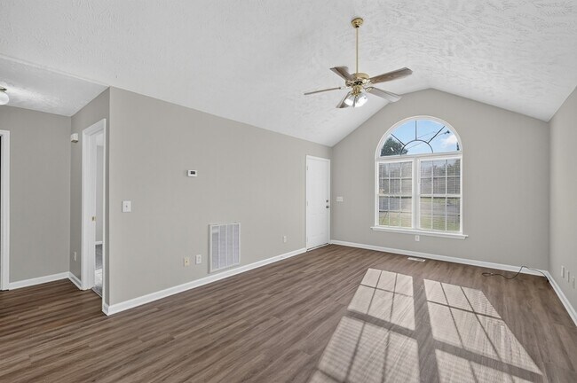 Building Photo - 2109 Dothan Dr