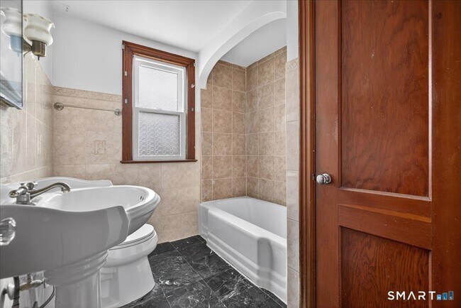 Building Photo - 253 Olivia St