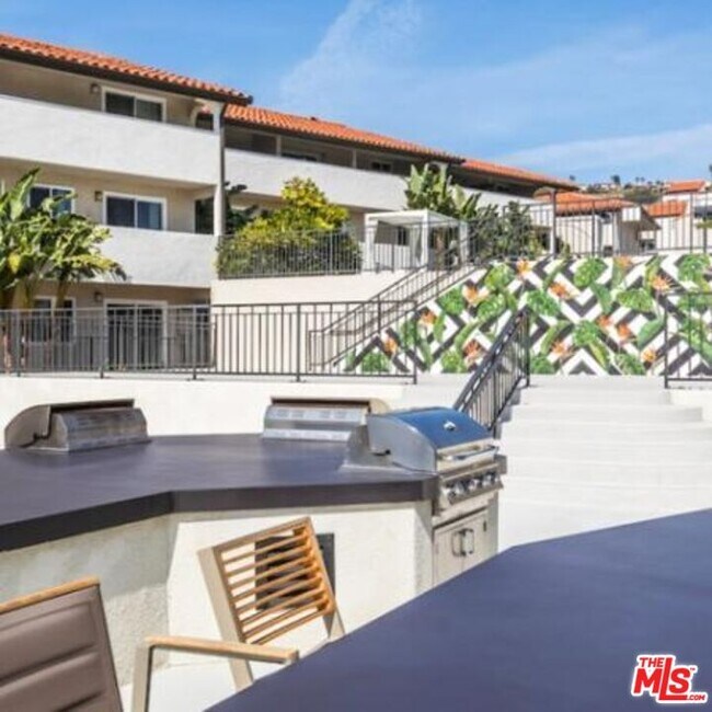 Building Photo - 6600 Beachview Dr