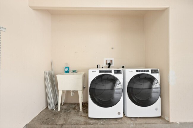 Building Photo - Welcome to this bright and inviting 3 bedroom