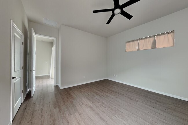 Building Photo - 3109 King Palm Dr