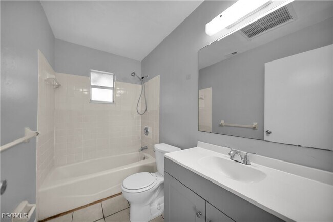 Building Photo - 15 SE 24th Ave