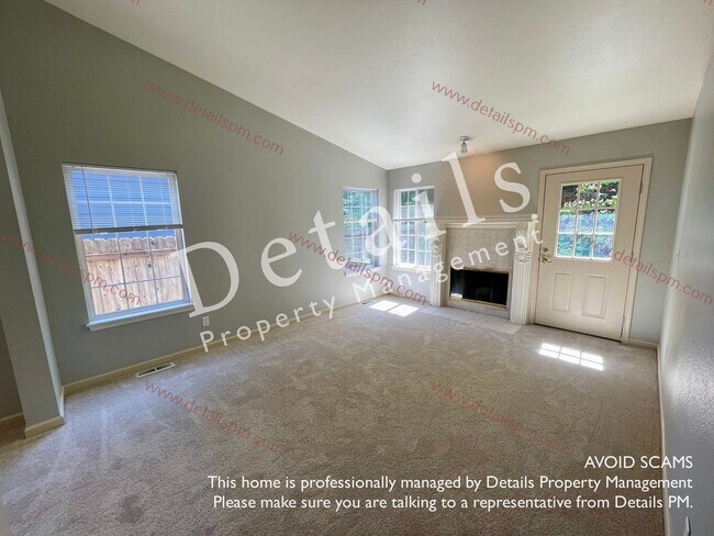 Building Photo - **APPLICATION PENDING** 3 BR bedroom Silverdale Townhouse