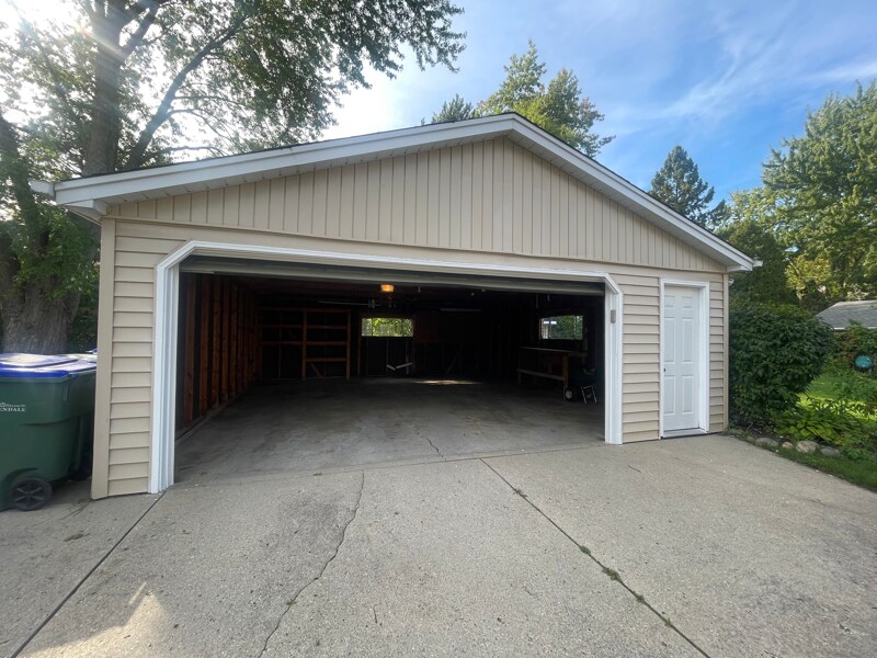 Building Photo - 5965 Teakwood Dr