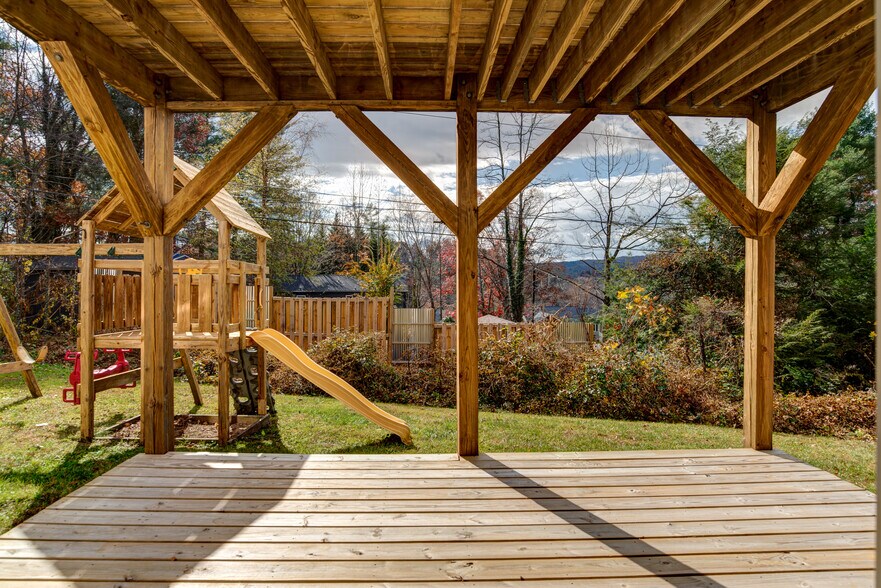 Lower level Deck - 216 Windsor Ct
