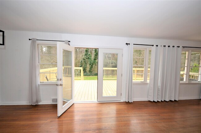 Building Photo - 1009 N Hills Dr