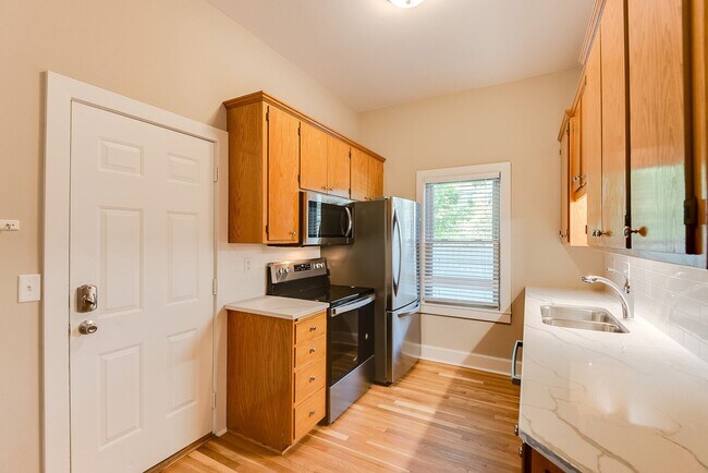 Building Photo - Recently Renovated 4-Bed Close to Macalester, St Thomas, Concordia & St Kate's!