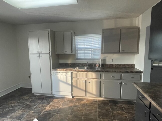 Building Photo - Gadsden Home PLUS 12 x 20 Storage Unit - Alabama