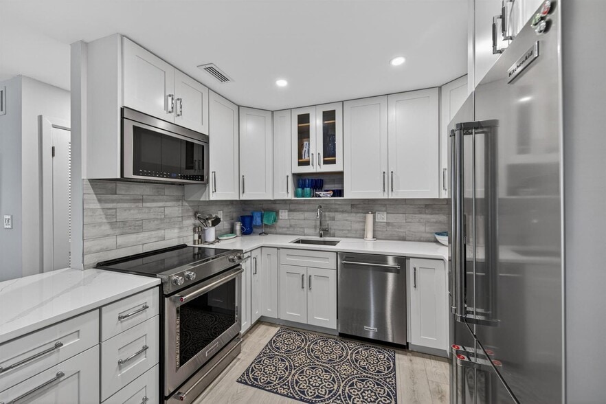Building Photo - 6429 Bay Club Dr