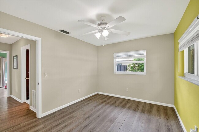 Building Photo - 113 Park Ln E