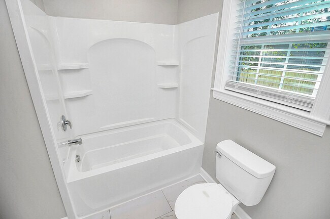 Building Photo - 4044 Dinglewood Ave