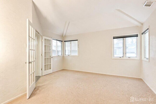 Building Photo - 540 Sayre Dr