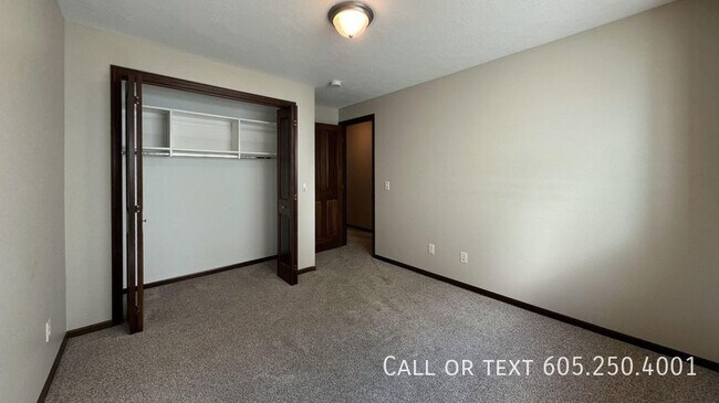 Building Photo - Spacious 4 Bedroom 3 Bathroom home with Va...