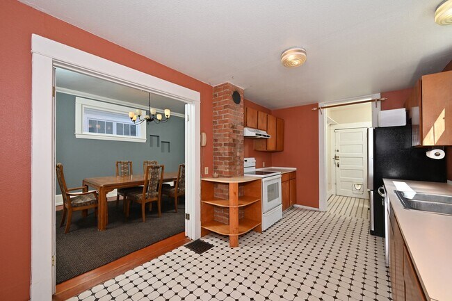 Building Photo - Charming & Spacious 4-Square 3 BR/1.75 BA ...