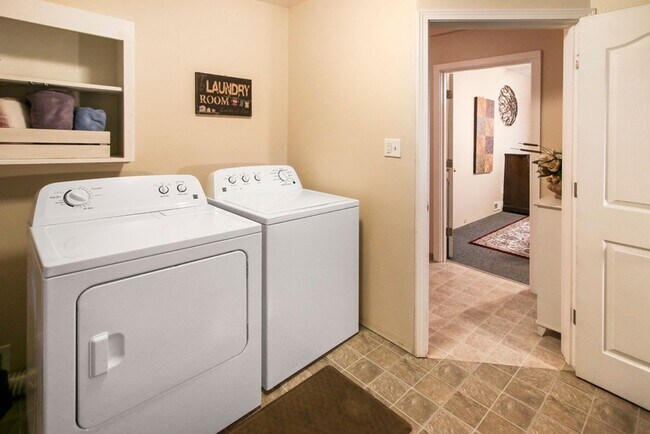 Building Photo - Daisy Creek Cottage: Fully Furnished 2bd/1ba, Fenced Yard, Utility Fee $300