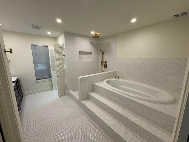 Building Photo - 13 Royale Cir