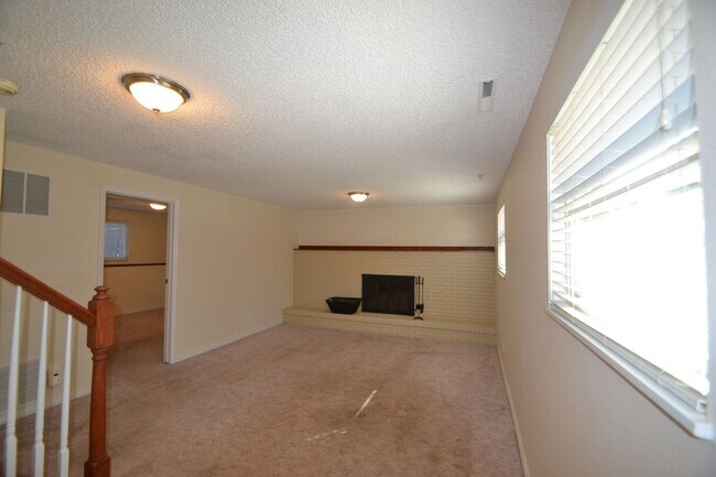 Building Photo - 4 Bed 3 Bath w/AC - Coming Soon! - MileSto...