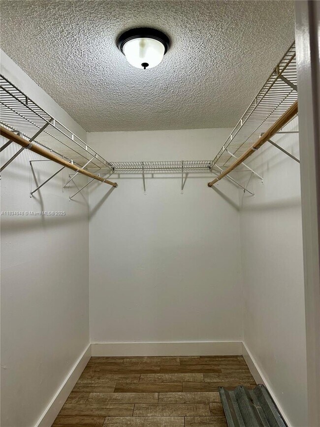 Building Photo - 2565 W 56th St