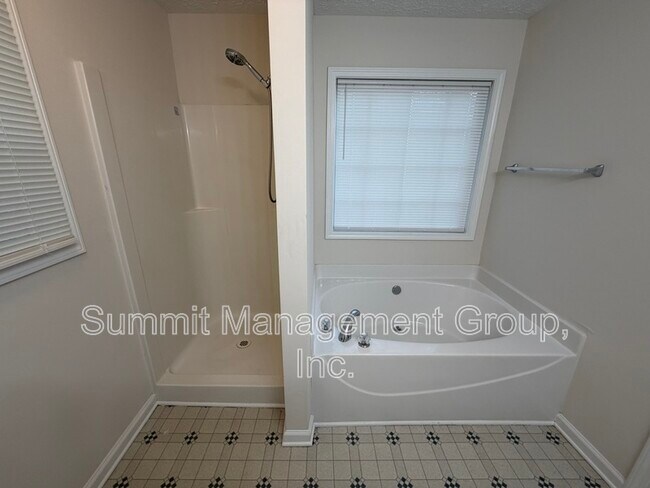 Building Photo - 155 Shadowbrook Trce