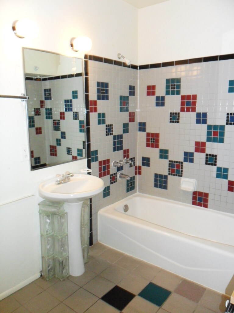Building Photo - 1328 E Lee St