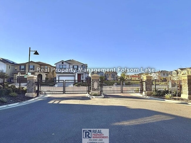 Building Photo - 3 bed 2.5 bath Home | Folsom Ranch - Gated Community | Walk to Dining & Coffee