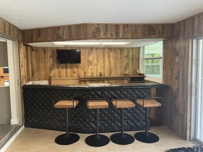 Build-in bar in den. - 767 SW Ravenswood Ln