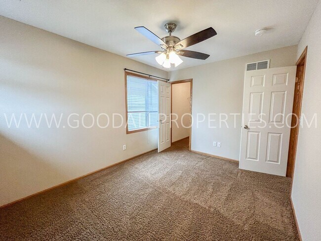 Building Photo - 3 Bedroom, 2.5 Bathroom in West Des Moines