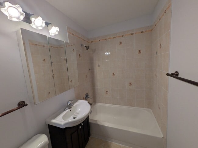 Building Photo - Spacious 3BR / 2BA Condo in Buffalo Grove private balcony, fireplace - Rent includes Heat,  Water...