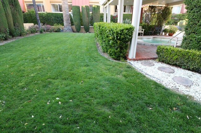 Building Photo - Townhome for Lease in Desirable Encino!