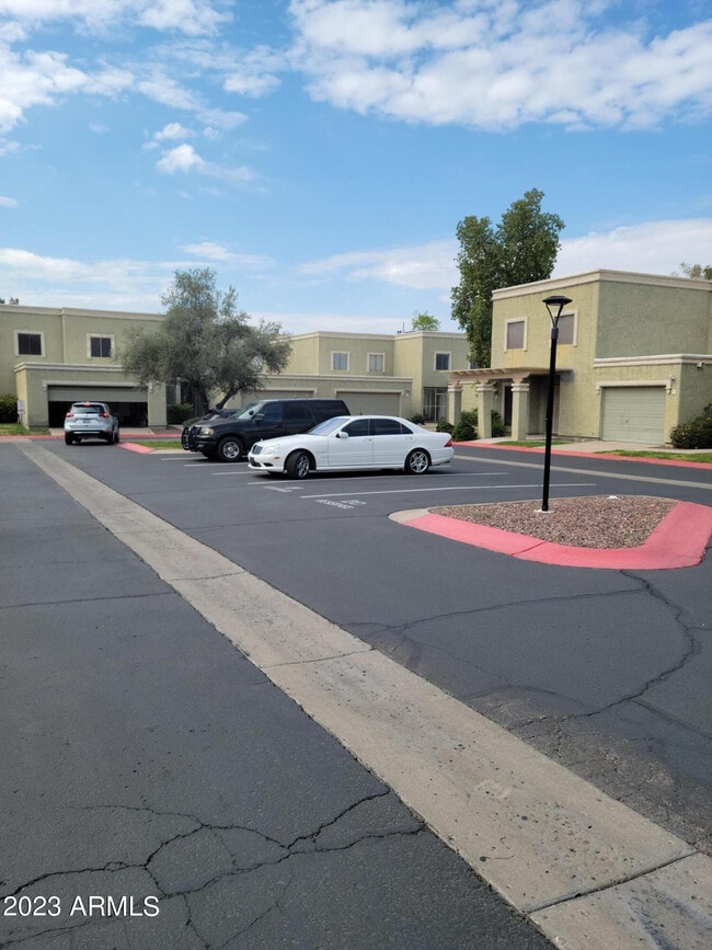 Building Photo - 815 E Grovers Ave