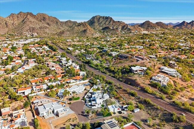 Building Photo - 3112 E Palo Verde Dr