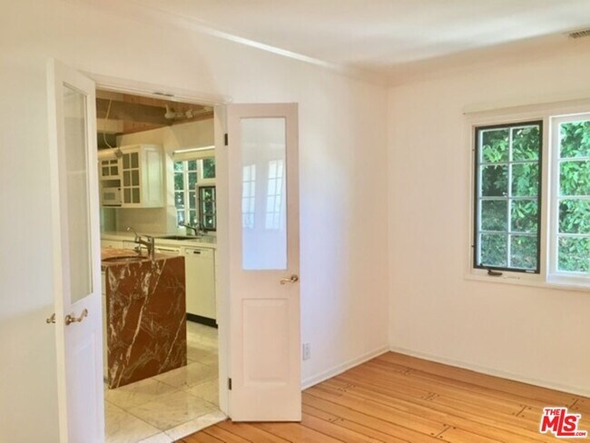 Building Photo - 4031 Hollyline Ave