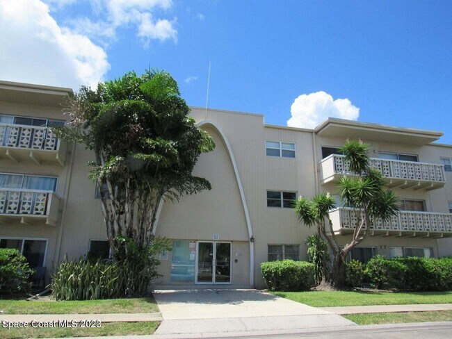 Building Photo - 221 Columbia Dr