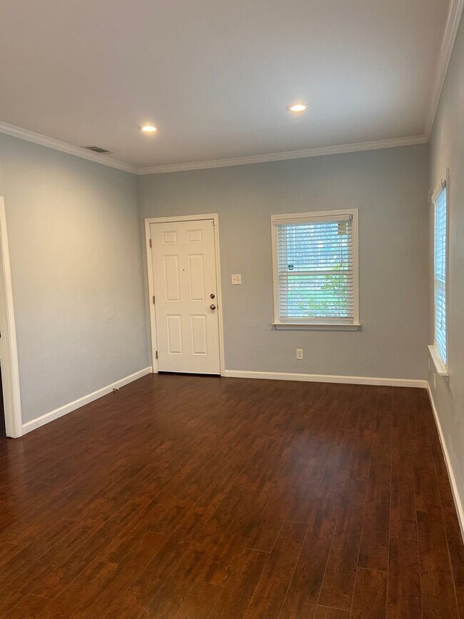 Building Photo - Beautiful 2 Bdrm, 1 Bath Downtown Sac Remodel!