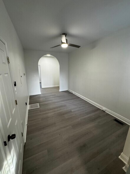 Large Open Living Space - 2448 Lakeview Ave