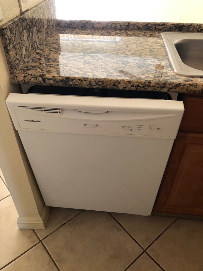 Building Photo - 32 Lakeview Cir