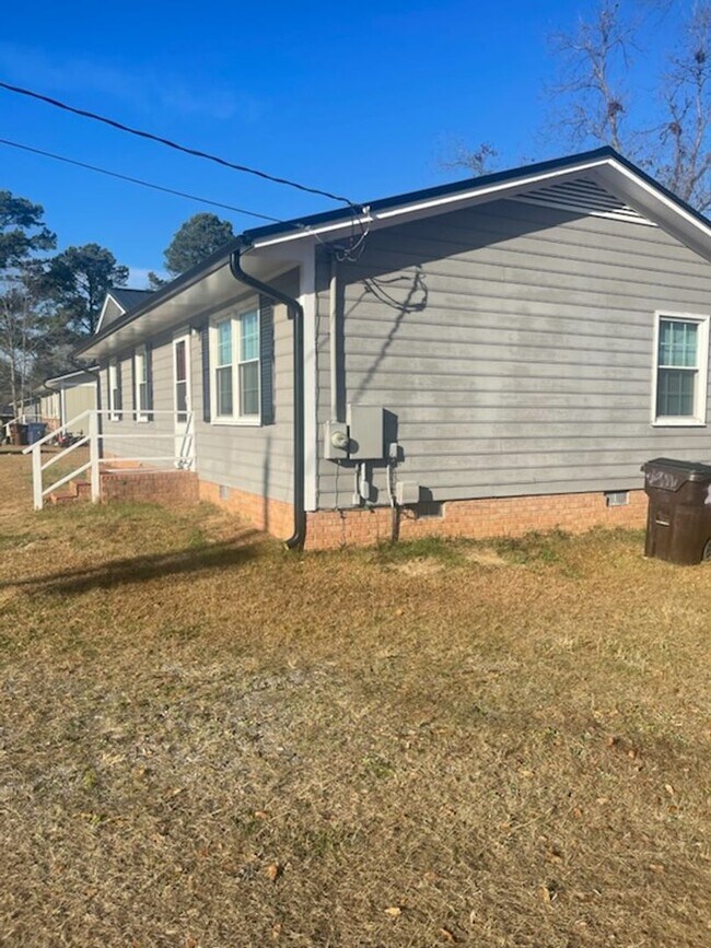 Building Photo - 2413 Shawnee Dr