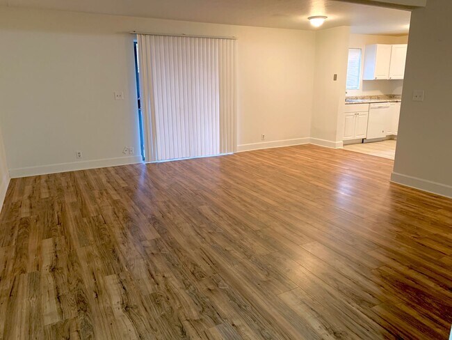 Building Photo - Beautiful Two Bedroom Apt; Salt Lake City, 1,000 sq ft; New Flooring