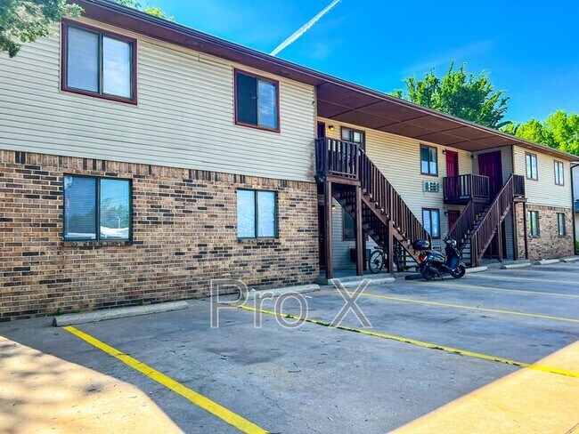 Primary Photo - 1045 S Happy Hollow Rd