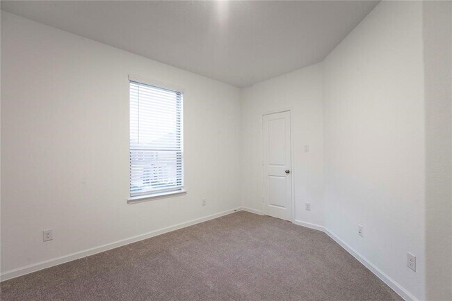 Building Photo - 4042 Champlain Wy