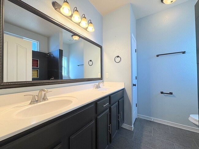 Building Photo - Gorgeous 5bed/3bath Refrig A/C with 2 Master Bedrooms!