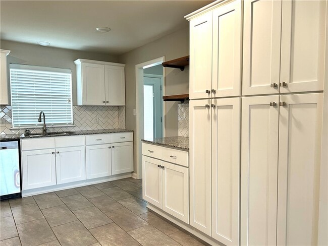 Building Photo - 301 Crestview Dr