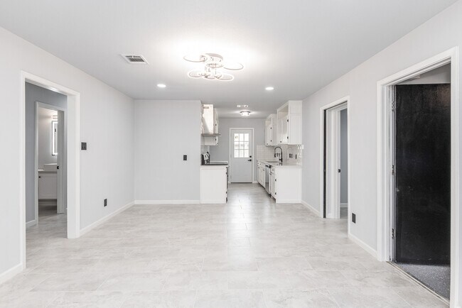 Building Photo - 1109 E Columbia Ln