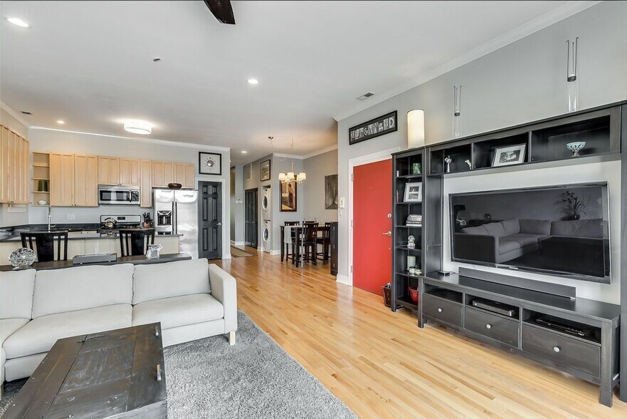 Building Photo - 2740 W Belmont Ave